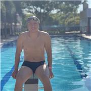 Formación y práctica de natación competitiva y recreativa para niños y adultos